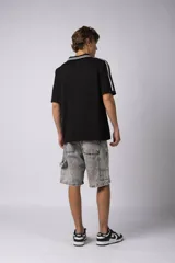 Remera tejida color crudo con cuello tipo chomba en V, mangas cortas con rayas negras y estampado con letras en el frente. Confeccionada en hilado de algodón.