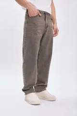 Pantalón de jean corte baggy color visón.