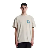 Remera de manga corta color beige claro, con cuello redondo y un pequeño logo circular estampado en color azul en el pecho izquierdo.