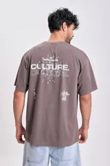 Remera manga corta oversize color gris con estampa Culture en el frente.