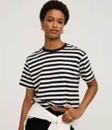 Remera de algodón con cuello redondo, manga corta y rayas horizontales en blanco y negro.