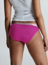 Bombacha clásica Calvin Klein de algodón elástico color fucsia, con cintura elástica plateada con logo de la marca.