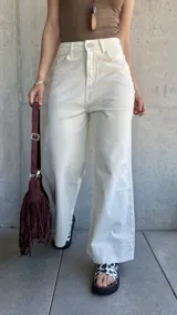 Pantalón de jean color crudo, de corte recto y tiro alto. Confeccionado en denim con lycra.