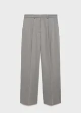 Pantalón de vestir gris con pinzas, tiro medio, diseño recto y largo.