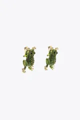Par de aros metálicos con forma de rana, con apliques de brillos verdes y negros. Cierre con tuerca y clip.