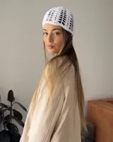 Casquete blanco tejido a mano en crochet con hilo 100% algodón.