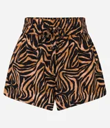 Short de playa confeccionado en chiffon con estampado animal print de zebra, cintura elástica con lazo y puntas forradas.