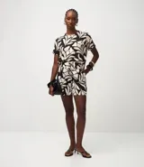 Shorts de vestir con estampado de follajes en blanco y negro, cintura alta con ajuste de lazo y corte holgado.