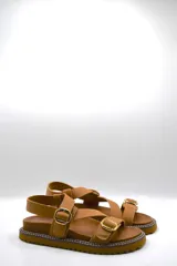 Sandalias de tiras color tostado con hebillas ajustables y suela track de goma.