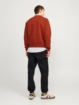 Pantalón jogger negro con bolsillos cargo, cintura elástica con cordón ajustable y puños acanalados.