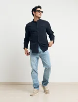 Camisa de lino color beige, de cuello mao y manga larga.