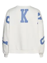 Sudadera blanca oversize con cuello redondo, hombros caídos, puños acanalados y estampado azul con la leyenda 'Tokyo Japan' en el pecho y letras en las mangas.