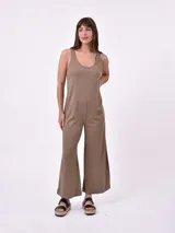 Mono marrón oscuro de corte holgado, con breteles finos y piernas anchas.