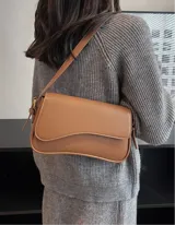Bolso tipo bandolera en color celeste con diseño moderno y elegante.