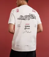 Remera de algodón color blanco, corte comfort, con cuello redondo y manga corta. Presenta un estampado grande en la espalda con un auto de carrera estilo Fórmula 1, un diagrama de circuito y varios textos gráficos relacionados con carreras.