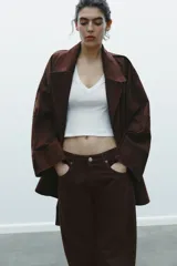 Camiseta negra de corte ajustado (slim fit) con escote pico pronunciado y manga sisa.