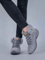 Botín acordonado de cuero color gris con cuello de piel sintética. Cuenta con suela con tecnología Spinal Flex y plantilla de algas recicladas.