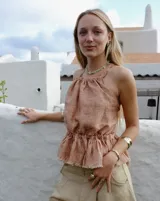 Brazalete rígido plateado con textura irregular.