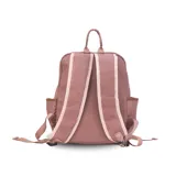 Mochila verde militar de nylon con apertura superior con cierre y tiradores metálicos. Incluye bolsillos internos, bolsillo con cierre metálico al frente, correa corta de mano y correas de galón regulables para colgar en la espalda.