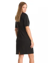 Vestido midi verde de crepe, con cuello a la base, escote entrelazado, mangas cortas y cierre invisible en la espalda con tajo en el ruedo.