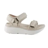 Sandalias bajas color beige con plataforma blanca y tiras con ajuste de velcro.