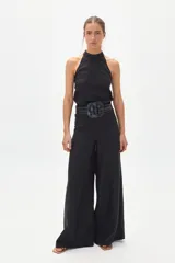 Top negro de lino con cuello halter y espalda descubierta.