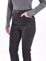 Pantalón de jean color borgoña, de corte recto con abertura en el ruedo.