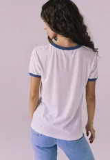 Remera blanca con cuello y mangas con ribete azul. Estampado frontal con los personajes de la película animada Yellow Submarine de The Beatles.