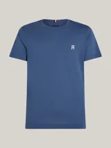 Remera azul de algodón con cuello redondo y logo bordado en el pecho.