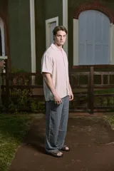 Camisa de manga corta con fit relajado y cuello resort. Cierre con botones al frente y diseño a rayas verticales en tonos beige, blanco y naranja. Confeccionada en tejido plano de algodón y algodón orgánico, estilo liviano ideal para el verano.