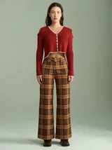 Saco de algodón verde con aberturas en hombros y codos, de corte entallado. Tiene cuello en V, botones pequeños y plaqueta de tejido puño color crudo.