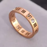 Anillo dorado con números romanos calados y circonitas engarzadas.