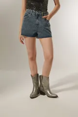 Short de jean gris con tachas negras y terminación desflecada.