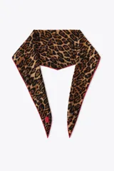 Pañuelo de viscosa con estampado animal print y borde fucsia.
