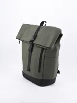 Mochila negra con cierre superior enrollable y hebilla de ajuste frontal. Tiene un asa de mano superior, correas de hombro acolchadas ajustables, bolsillo lateral con cierre y bolsillo lateral abierto.