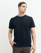 Remera de manga corta color petróleo, de corte recto y cuello redondo.