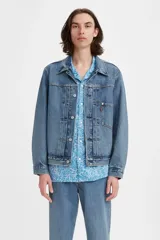 Campera de jean celeste de corte clásico con cuello camisero, cierre frontal con botones metálicos, bolsillos con solapa abotonada en el pecho y bolsillos laterales.