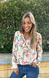 Camisa estampada con flores y paisley en tonos rosa, verde y amarillo.