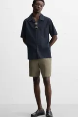 Bermuda azul marino de lino con corte regular, bolsillos frontales y traseros.