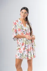 Bata kimono corta de algodón estampado con flores rojas, violetas y verdes. Tiene mangas al codo y lazo de ajuste en la cintura.