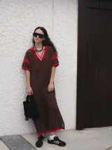 Remerón tejido color marrón con calados y cuello estilo camisa.