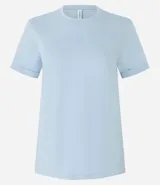 Remera celeste de media malla con cuello redondo y mangas cortas dobladas.