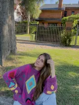 Sweater tejido de hilo color crema con diseño geométrico en rojo, azul, amarillo y verde.