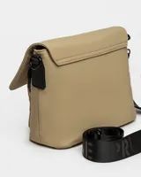 Bandolera en nylon color verde militar con cierre frontal y strap ajustable.
