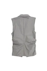 Top sin mangas con escote pico, frunce delantero y bajo ligeramente abierto.