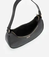 Cartera tipo baguette color beige, confeccionada en PU con acabado liso. Cuenta con cierre de cremallera y metales en tono dorado claro. El asa es ajustable y tiene un espacio interno ideal para el uso diario.