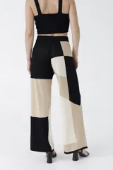 Crop top blanco de tejido de punto acanalado, con breteles anchos y escote cuadrado.