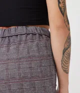 Pantalón legging de media malla con estampado de cuadrillé, cintura media y elástico.