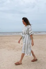 Túnica a rayas verticales anchas color gris y blanco, con mangas cortas y lazo en la cintura.