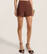 Short negro de tiro alto, corte recto y corto, con cierre lateral de cremallera.